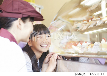 ケーキを買いに来た子供 ケーキを買いに来た子供 37770314