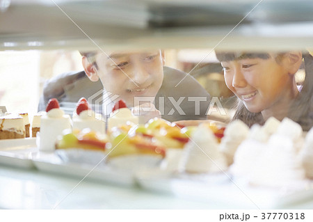 ケーキを買いに来た親子 37770318