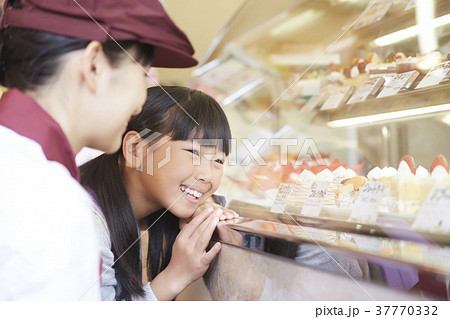 ケーキを買いに来た子供 37770332