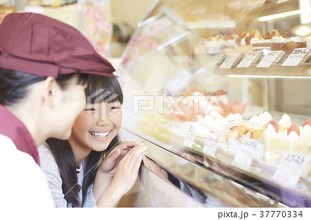 ケーキを買いに来た子供 37770334