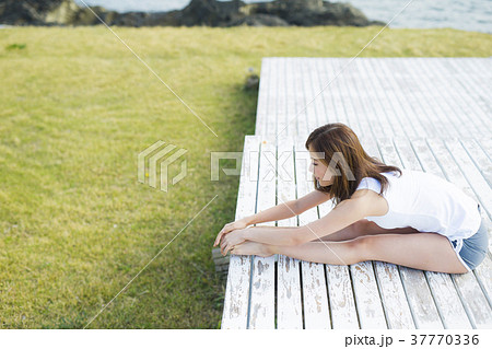 女性　屋外　エクササイズ 37770336