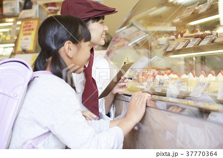ケーキを買いに来た子供 ケーキを買いに来た子供 37770364