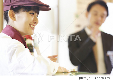 ケーキ屋でアルバイトをする女性 37770379