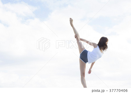 女性　屋外　エクササイズ 37770406