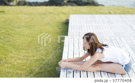 女性　屋外　エクササイズ 37770408