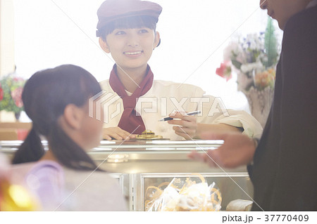 ケーキ屋でアルバイトをする女性 37770409