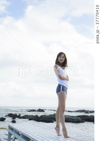 女性　屋外　エクササイズ 37770410