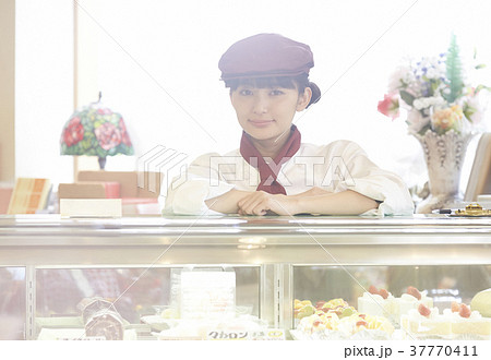 ケーキ屋でアルバイトをする女性 37770411