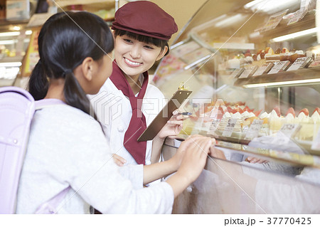 ケーキ屋でアルバイトをする女性 37770425