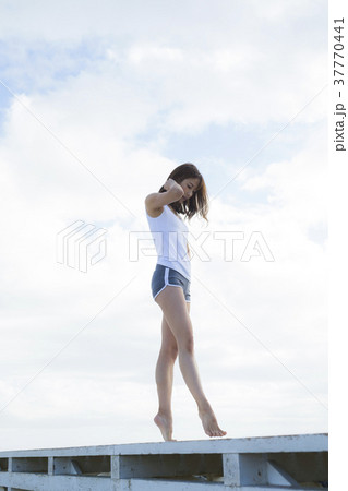 女性　屋外　くつろぐ 37770441