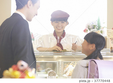ケーキ屋でアルバイトをする女性 37770448