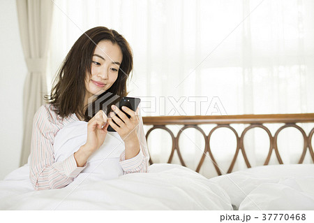 女性　屋外　くつろぐ 37770468