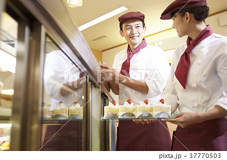 ケーキ屋で働く男女 37770503