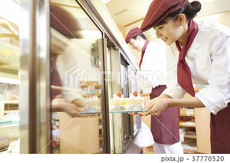 ケーキ屋でアルバイトをする女性 37770520