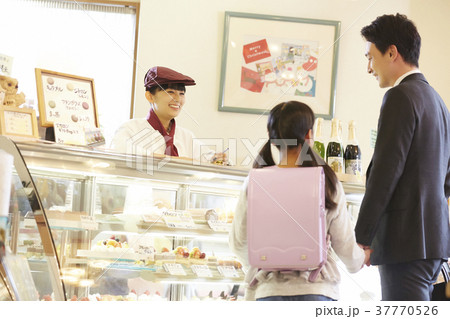 ケーキ屋でアルバイトをする女性 ケーキ屋でアルバイトをする女性 37770526