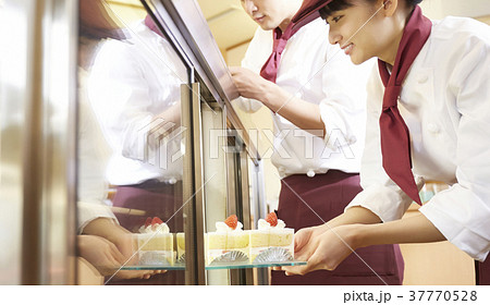 ケーキ屋で働く男女 37770528