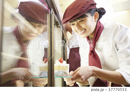 ケーキ屋でアルバイトをする女性 37770553