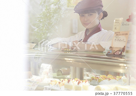 ケーキ屋でアルバイトをする女性 37770555