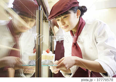 ケーキ屋でアルバイトをする女性 ケーキ屋でアルバイトをする女性 37770570
