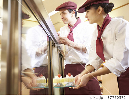 ケーキ屋で働く男女 ケーキ屋で働く男女 37770572