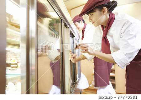 ケーキ屋でアルバイトをする女性 37770581
