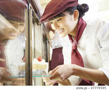 ケーキ屋でアルバイトをする女性 37770595