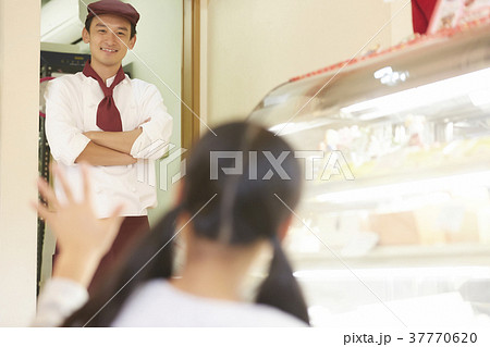 ケーキ屋で働く男性 ケーキ屋で働く男性 37770620
