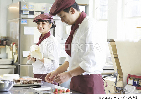 ケーキ屋で働く男女 37770641