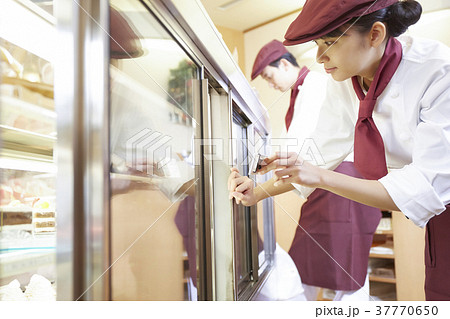 ケーキ屋でアルバイトをする女性 ケーキ屋でアルバイトをする女性 37770650