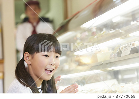 ケーキを買いに来た子供 ケーキを買いに来た子供 37770669