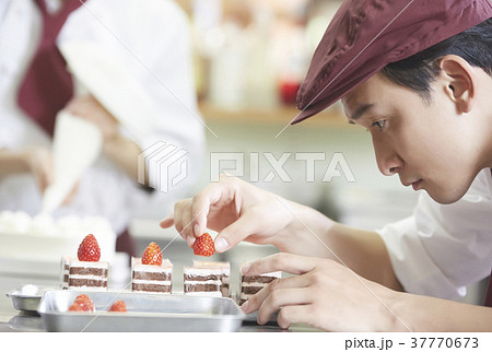ケーキ屋で働く男性 ケーキ屋で働く男性 37770673