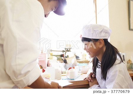 ケーキ屋の仕事を手伝う子供 37770679