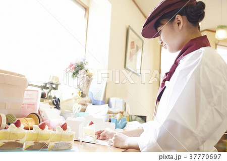 ケーキ屋でアルバイトをする女性 ケーキ屋でアルバイトをする女性 37770697