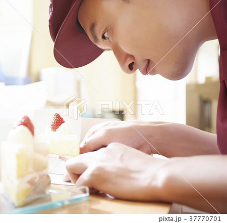 ケーキ屋で働く男性 37770701