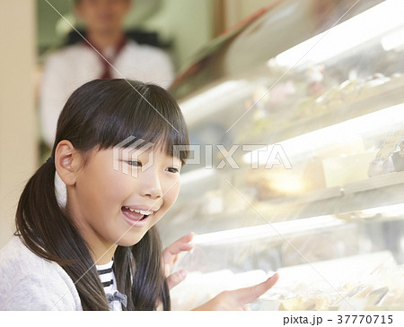 ケーキを買いに来た子供 ケーキを買いに来た子供 37770715