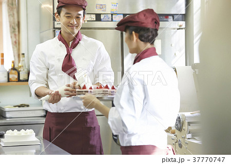 ケーキ屋で働く男女 37770747