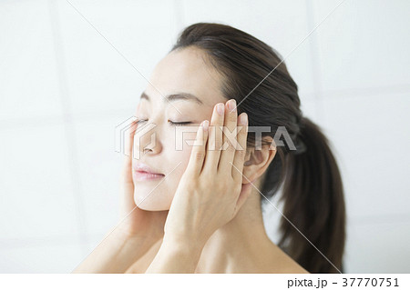 女性　ビューティ　スキンケア 37770751