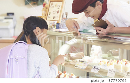 ケーキを買いに来た子供 37770765