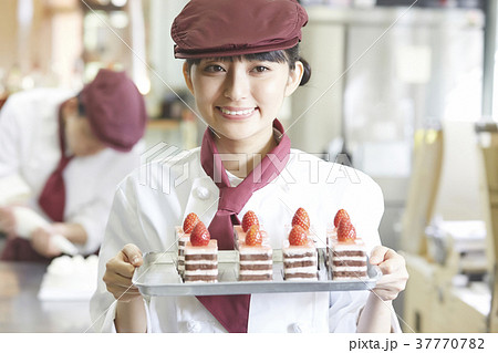 ケーキ屋でアルバイトをする女性 ケーキ屋でアルバイトをする女性 37770782