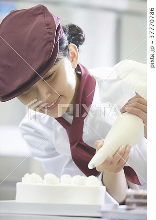 ケーキ屋でアルバイトをする女性 ケーキ屋でアルバイトをする女性 37770786