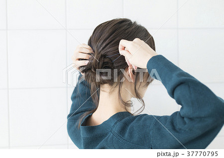 女性　ビューティ　まとめ髪 37770795