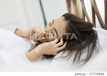 女性 部屋 くつろぐ 女性 部屋 くつろぐ 37770809