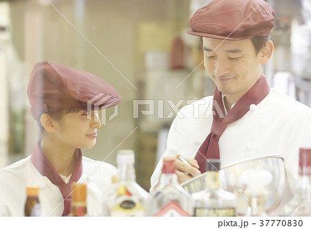 ケーキ屋で働く男女 37770830