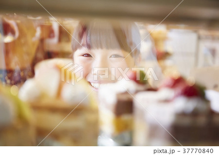 ケーキを買いに来た子供 ケーキを買いに来た子供 37770840