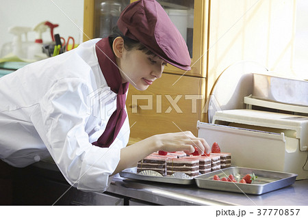 ケーキ屋でアルバイトをする女性 ケーキ屋でアルバイトをする女性 37770857