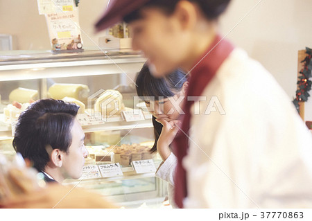 ケーキを買いに来た親子 37770863