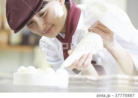 ケーキ屋でアルバイトをする女性 37770887