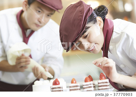 ケーキ屋で働く男女 37770903