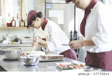 ケーキ屋で働く男女 37770914