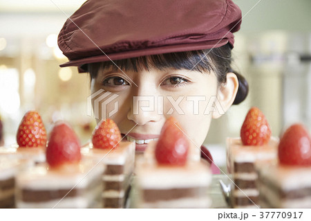 ケーキ屋でアルバイトをする女性 ケーキ屋でアルバイトをする女性 37770917